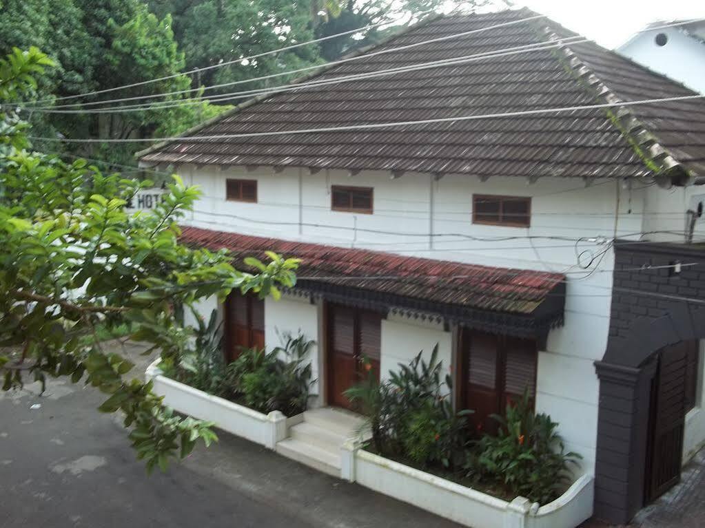 Oyo Home 63551 Pleasant Stay Near Fort Kochi Beach Eksteriør billede